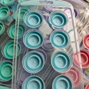 Vista dettagliata di una vaschetta per ghiaccio tonda a 12 fori con fondo in silicone