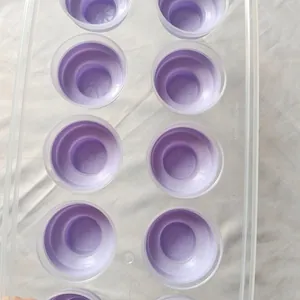 Vista dettagliata dello stampo per cubetti di ghiaccio in silicone tondo con fondo viola