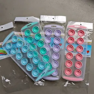 Vista dettagliata di quattro vaschette per ghiaccio in silicone a 12 celle con coperchi