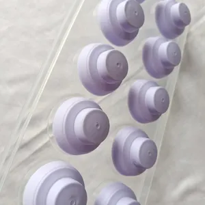 Dettaglio macro della vaschetta ghiaccio in silicone a 12 celle con fondo morbido a pressione