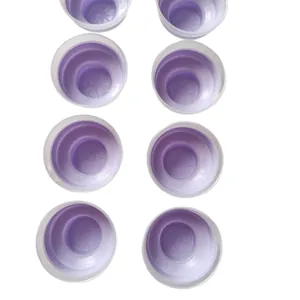 Vista ravvicinata di stampi per cubetti di ghiaccio in silicone viola con fondo flessibile