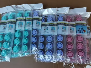 Dettaglio di vaschette per ghiaccio rotonde in silicone a 12 scomparti multicolore