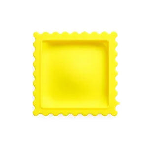 Vista dall'alto di un poggia cucchiaio in silicone giallo a forma di biscotto da cucina