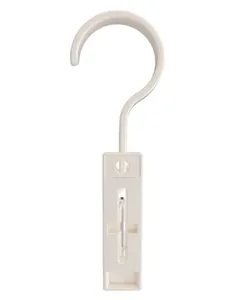 Detalle de un clip colgante de plástico blanco duradero para almacenamiento en el hogar