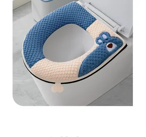 Vue détaillée d'un couvre-siège de toilette en peluche douce avec motif ours mignon.