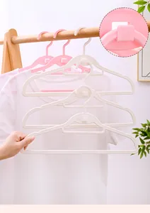 Detail von nahtlosen, rutschfesten Kunststoffkleiderbügeln mit Stapelhakenfunktion