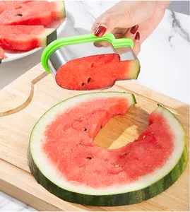 Detail eines Eiscreme-Edelstahl-Wassermelonenschneiders im Einsatz auf Holzbrett.
