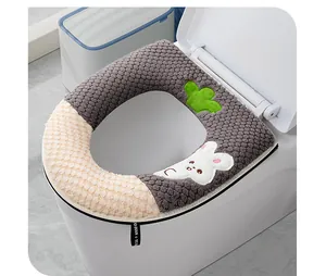 Détail d'un couvre-siège de toilette en peluche douce avec fermeture éclair et lapin