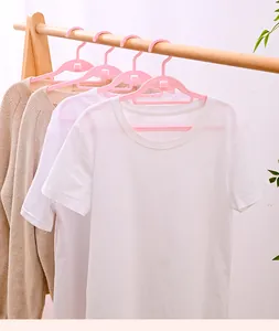 Nahaufnahme von rosa markierungsfreien Kunststoff-Kleiderbügeln an einer Holzstange