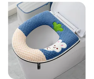 Gros plan sur un couvre-siège de toilette en peluche bleue avec lapin et cactus