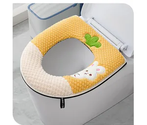 Détail de la housse de toilette en peluche jaune avec broderie lapin et fermeture éclair