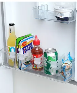 Detailansicht verstellbarer transparenter Kühlschrank-Trennclips am Türregal des Kühlschranks