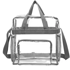 Detailansicht einer großen transparenten PVC-Tasche mit grauen Nylonriemen und Netztaschen