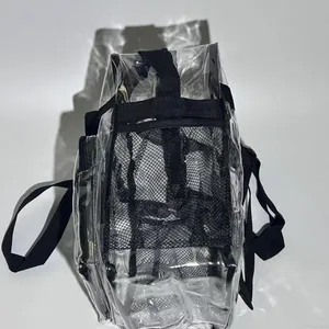 Draufsicht auf den großen durchsichtigen PVC-Reiserucksack mit schwarzem Netzfach