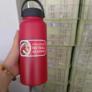 Rote vakuumisolierte Trinkflasche aus Edelstahl mit schwarzem Tragegriff und Logo