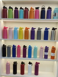 Bunte Vakuum-Isolierflaschen aus 304 Edelstahl in verschiedenen Farben im Regal