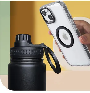 Nahaufnahme des magnetischen Deckels der schwarzen Edelstahl-Wasserflasche mit Smartphone