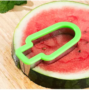 Detailaufnahme: Wassermelonenschneider aus Edelstahl in Eisform schneidet Obst
