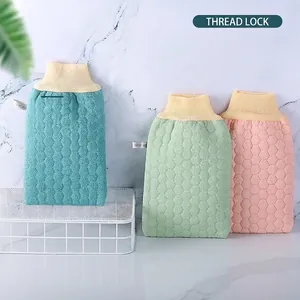 Lot de trois gants de toilette exfoliants texturés avec poignets côtelés jaunes pour bain.
