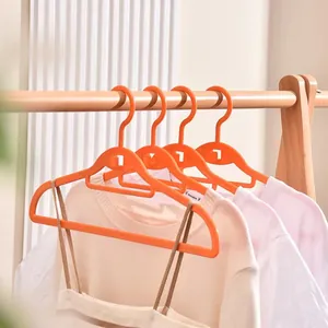Rutschfeste orangefarbene Kleiderbügel aus Kunststoff mit Kerben am Holzständer-Set