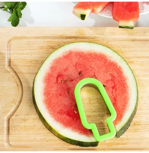 Detailansicht eines Eis-geformten Wassermelonen-Schneiders auf einer Fruchtscheibe