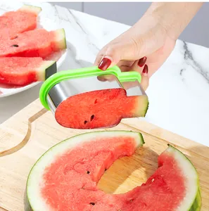Nahaufnahme einer eisförmigen Wassermelonen-Schneideform aus Edelstahl im Einsatz