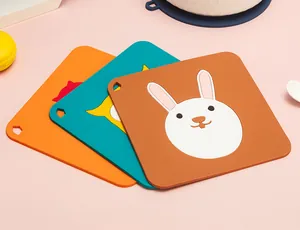 Dettaglio di sottopentola in silicone colorato con motivi animali per tavolo da pranzo.