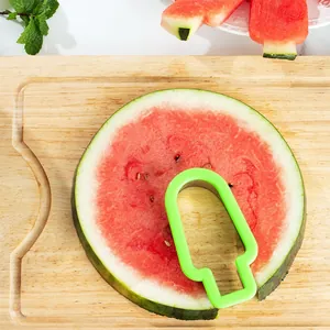 Kreative Wassermelonenschneider aus Edelstahl in Eisform auf einem Holzschneidebrett
