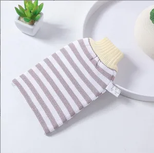 Peeling-Badehandschuh mit braun-weißen Streifen und gelbem Rippstrickbündchen.