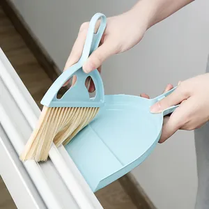 Mini blauwe bezem en stoffer set voor het reinigen van raamkozijnen en stofvrij maken