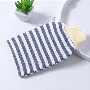 Grauer und weiß gestreifter Peeling-Badehandschuh mit gelbem elastischem Handgelenk.