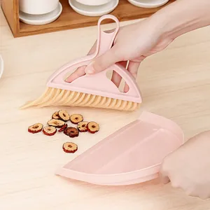 Roze mini bezem en stoffer set voor een grondige bureau- en toetsenbordreiniging
