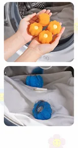 Gros plan de balles de lavage bleues piégeant les poils et les peluches dans la machine.