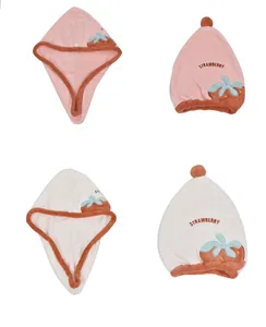 Détail de bonnets de séchage en microfibre fraise mignons, couleurs rose et crème.