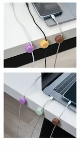 Clip per cavi in silicone a forma di macaron per organizzare i cavi di ricarica desktop.