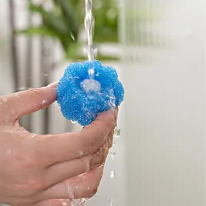 Boule de lavage bleue en forme de fleur pour poils d'animaux, tenue sous un jet d'eau.