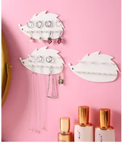Détail de l'organisateur de bijoux mural hérisson blanc sur mur rose