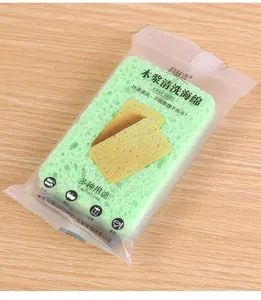 Détail d'une éponge en cellulose double face pour le lavage de la vaisselle dans la cuisine