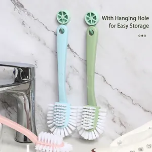 Détail de la brosse à chaussures à manche long avec poils souples et trou de suspension