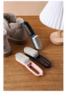 Trois brosses à chaussures en daim colorées avec têtes en caoutchouc pour nettoyer les bottes.