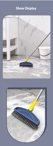 Détail de la brosse à récurer bleue avec poils rigides pour nettoyer le carrelage.