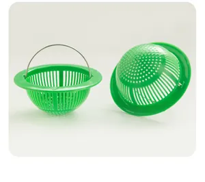 Primer plano de los filtros de fregadero de plástico verde con asas de metal para el desagüe