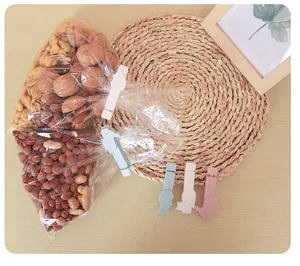 Molle chiudipacco in plastica a forma di animali per alimenti su tavolo di legno