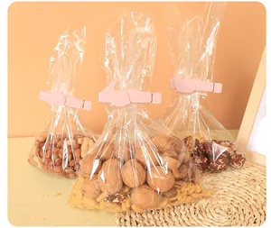 Dettaglio di clip in plastica rosa a forma di animali che sigillano sacchetti di cibo