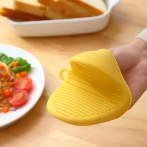 Yellow food-grade silicone heat resistant pinch mitt for anti-slip kitchen pot handling