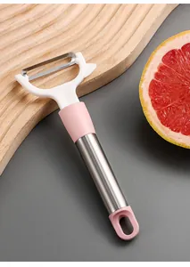 Gedetailleerde opname van de roze rvs dunschiller op houten plank met een grapefruit