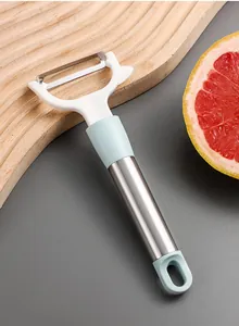 Detail van een roestvrijstalen Y-vormige dunschiller met ergonomische lichtblauwe handgreep