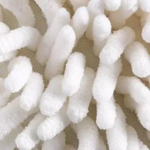 Macro di una morbida palla asciugamani in ciniglia bianca con trama assorbente