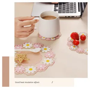 Makroansicht von hitzebeständigen Untersetzern mit Gänseblümchen-Muster auf einem Tisch