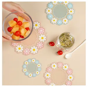 Elegante hitzebeständige Tischsets und Untersetzer aus Silikon mit Gänseblümchen-Motiv